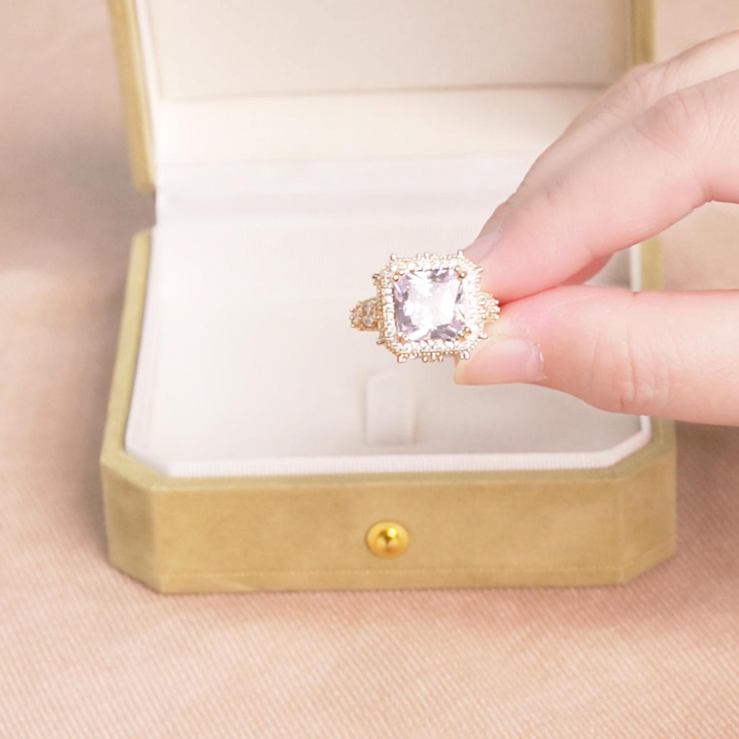 白色四爪方形锆石戒指